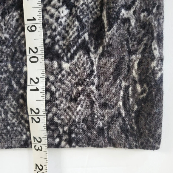 Talbots Pure Merino Wool Sweater Size M Snake Print Long Sleeves Lightweight Top - Picture 6 of 10